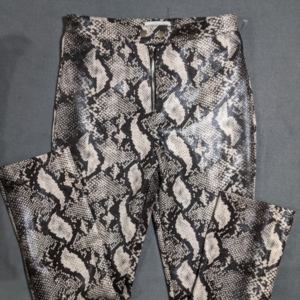 Women's Urban Outfitters‎ Snake print pants size 6